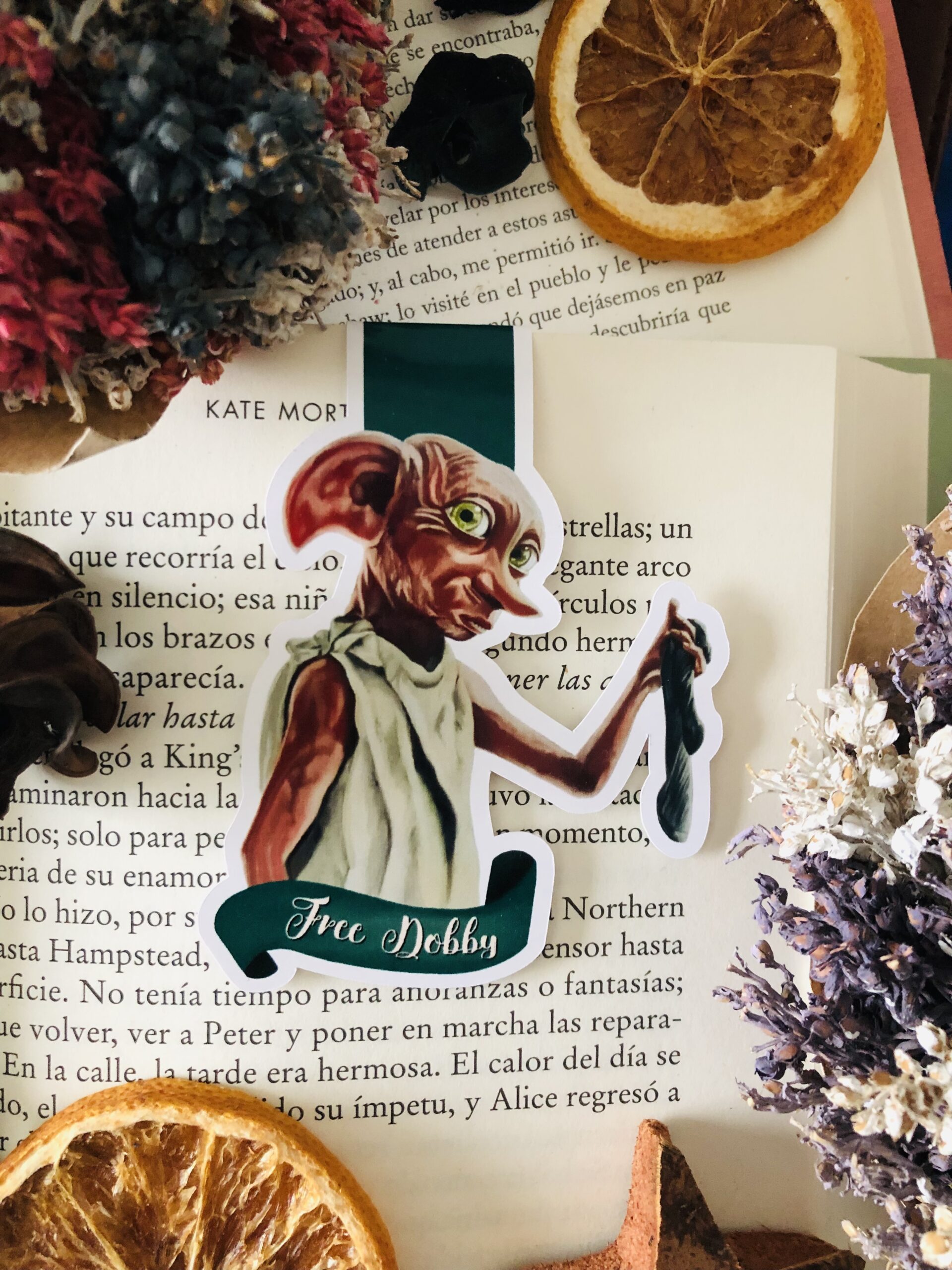 Marcapáginas magnético artesanal hecho a mano del universo Harry Potter. Fondo inspirado en los elementos que aparecen tanto en el libro como en la película.