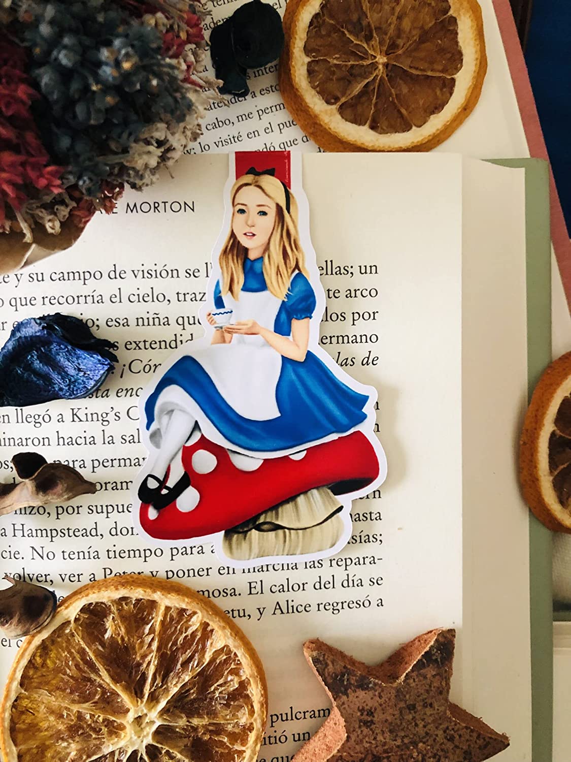 Marcapáginas magnético artesanal hecho a mano de Disney. Fondo inspirado en los elementos que aparecen tanto en los libros como en las películas.