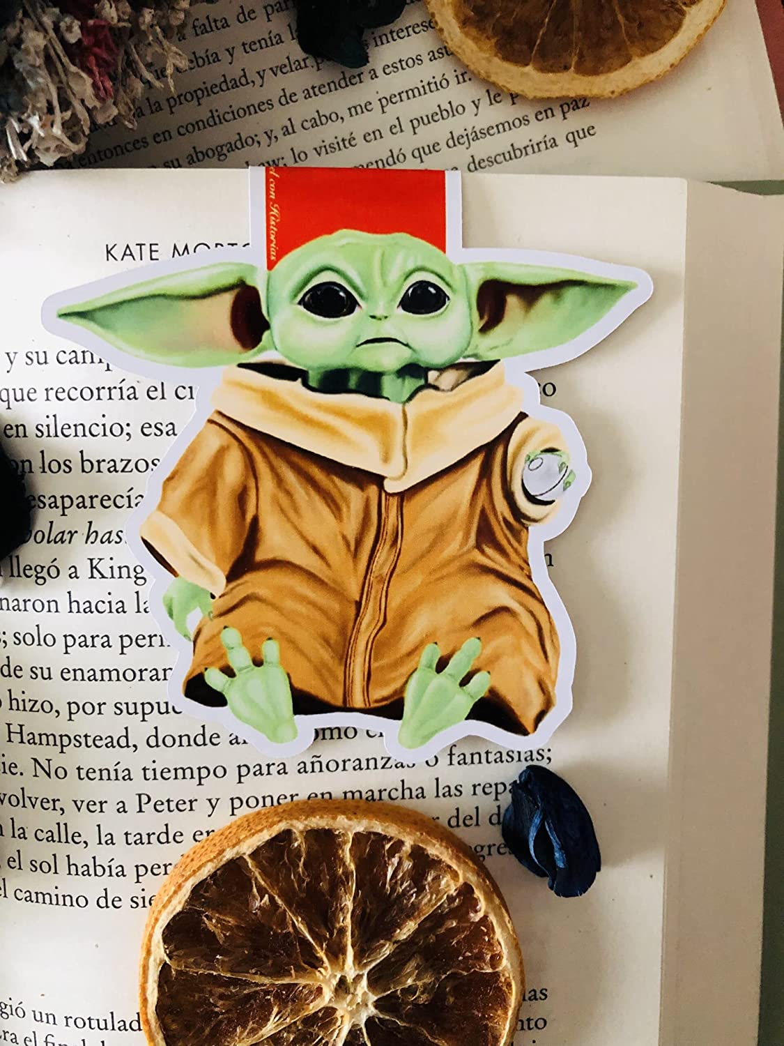 Marcapáginas magnético artesanal hecho a mano de Disney. Fondo inspirado en los elementos que aparecen tanto en los libros como en las películas.