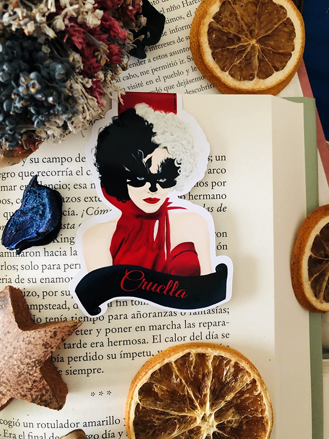 Marcapáginas magnético artesanal hecho a mano de Disney. Fondo inspirado en los elementos que aparecen tanto en los libros como en las películas.