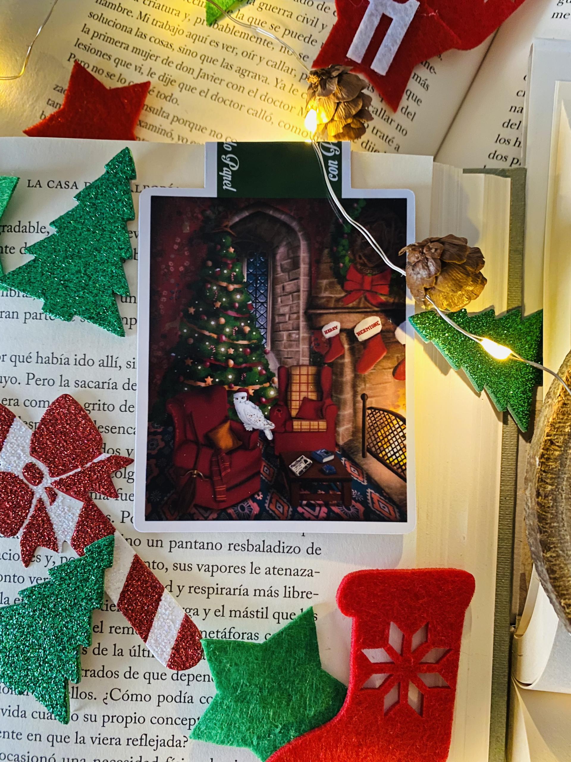 Marcapáginas magnético artesanal hecho a mano de la Sala Común de Gryffindor en Navidad.