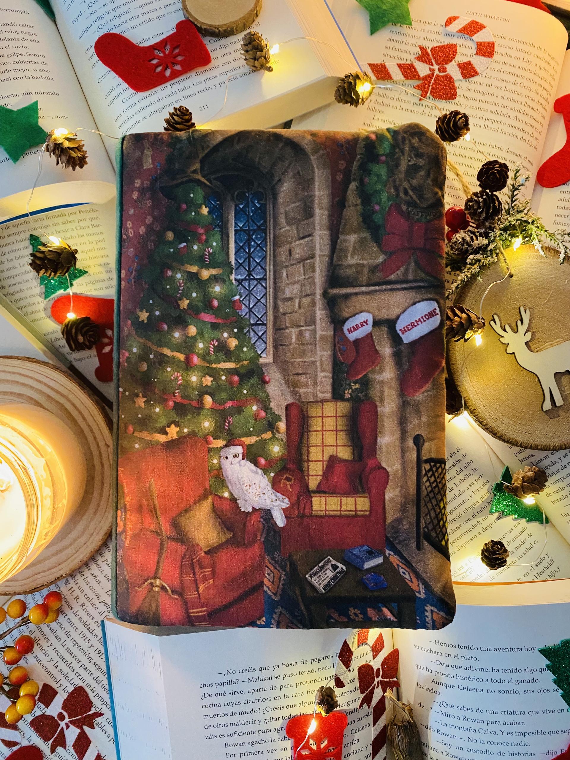 Funda artesanal de solapa para libros de Sala Común de Gryffindor en Navidad + marcapáginas de regalo, funda de algodón ecológico, acolchada. Ilustración de AcariciandoPapelConHistorias.