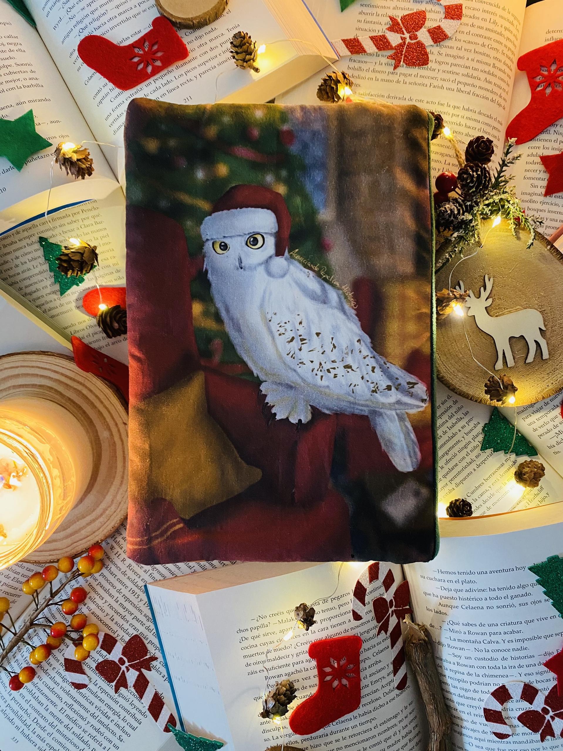 Funda artesanal de solapa para libros de Sala Común de Gryffindor en Navidad + marcapáginas de regalo, funda de algodón ecológico, acolchada. Ilustración de AcariciandoPapelConHistorias.