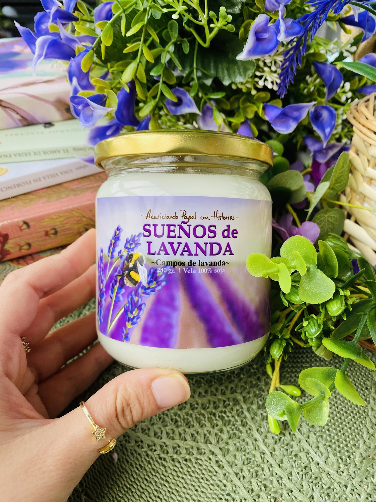 Vela aromática de soja 100% Sueños de Lavanda. Ilustraciones realizadas por AcariciandoPapelConHistorias.