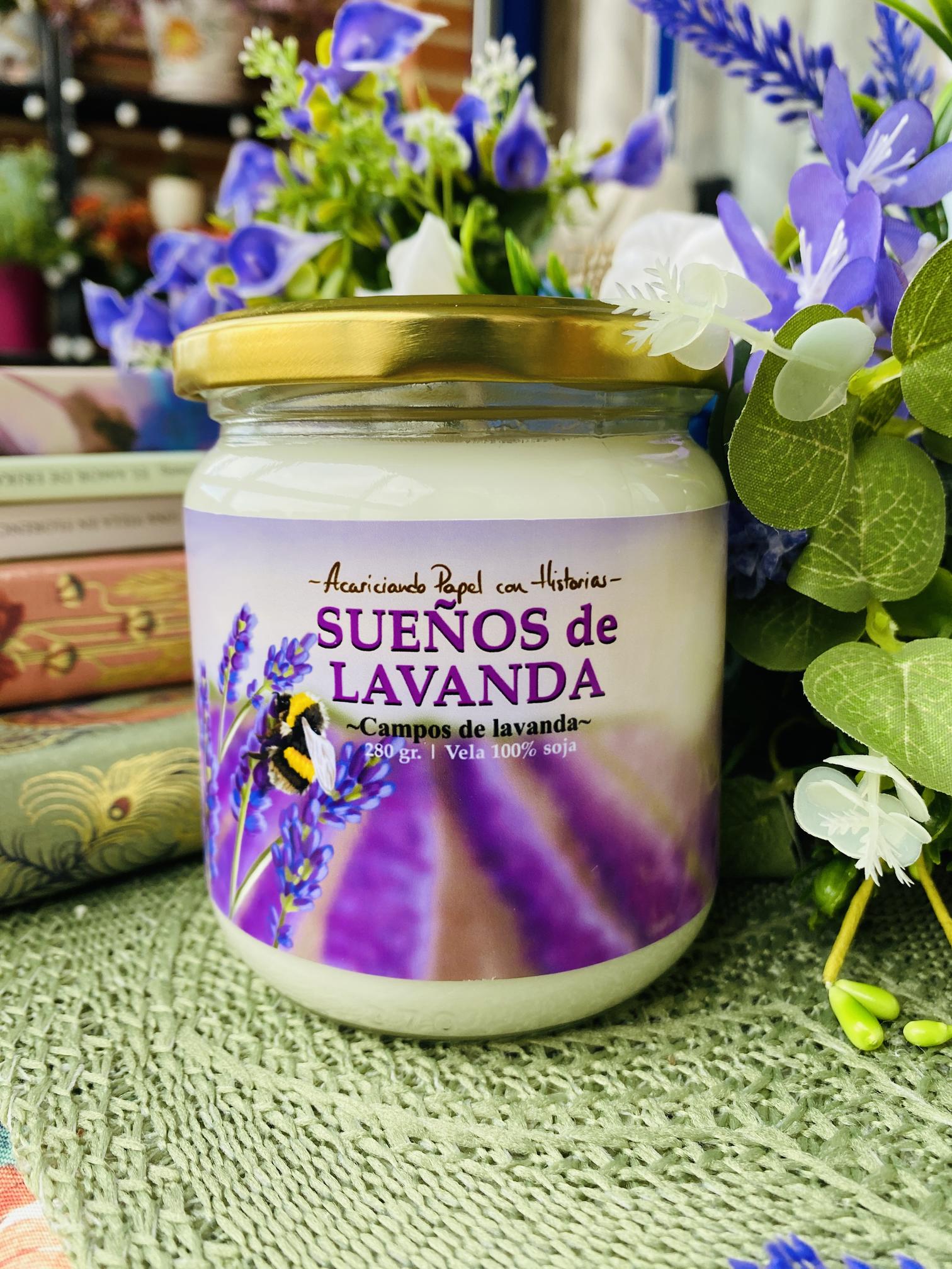 Vela aromática de soja 100% Sueños de Lavanda. Ilustraciones realizadas por AcariciandoPapelConHistorias.