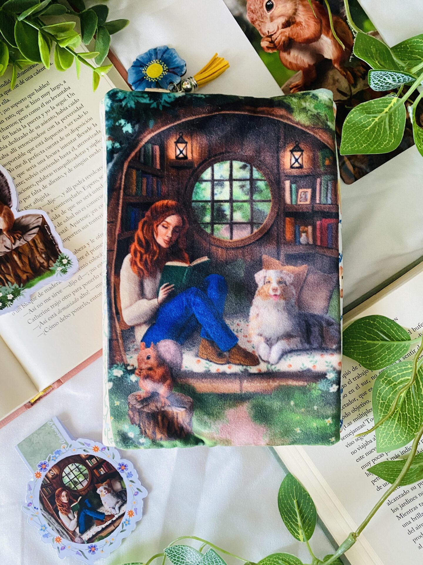 Funda artesanal para libros electrónicos Mi Rincón Literario + marcapáginas de regalo. Ilustraciones de AcariciandoPapelConHistorias.
