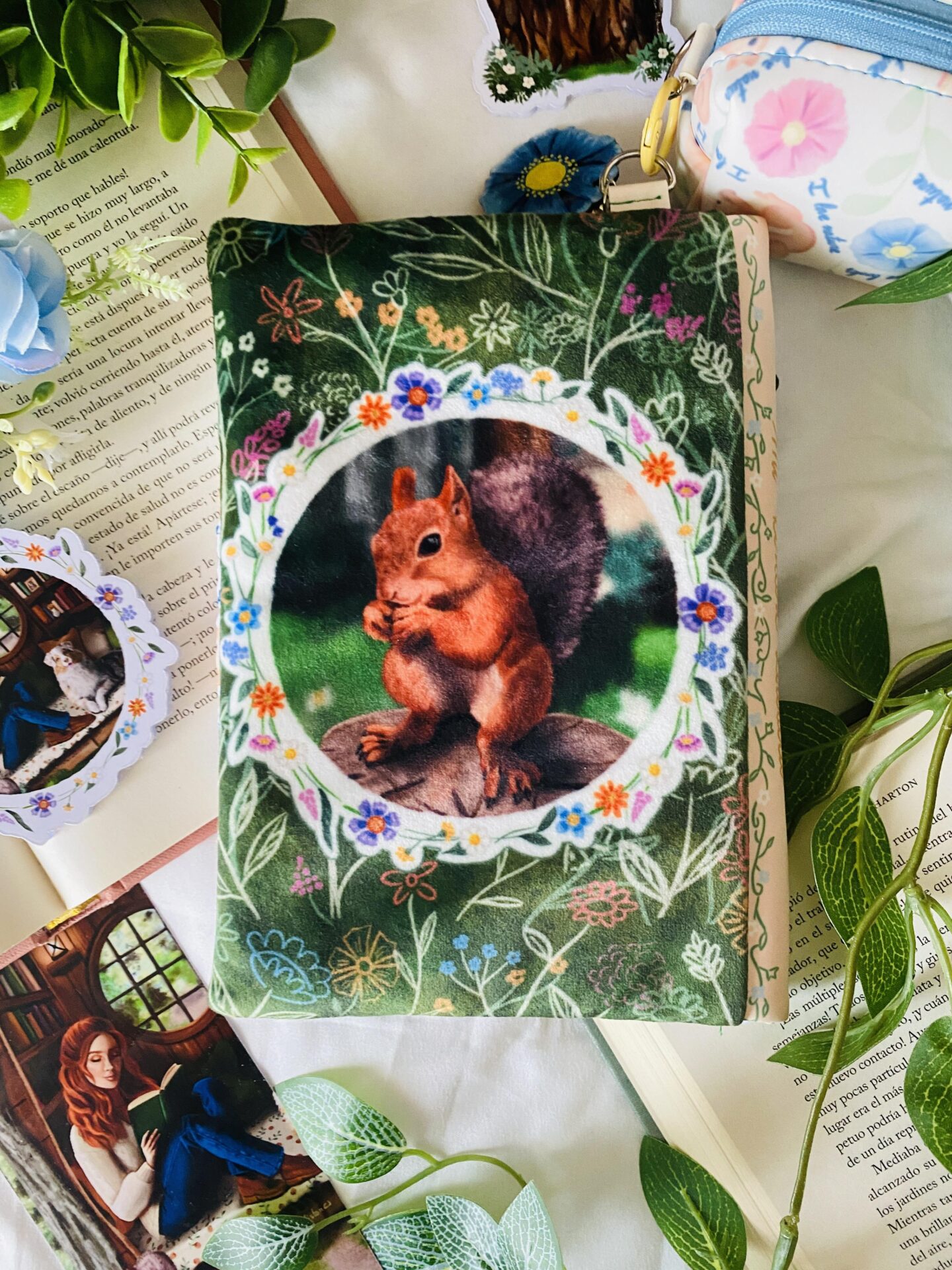 Funda artesanal para libros electrónicos Mi Rincón Literario + marcapáginas de regalo. Ilustraciones de AcariciandoPapelConHistorias.