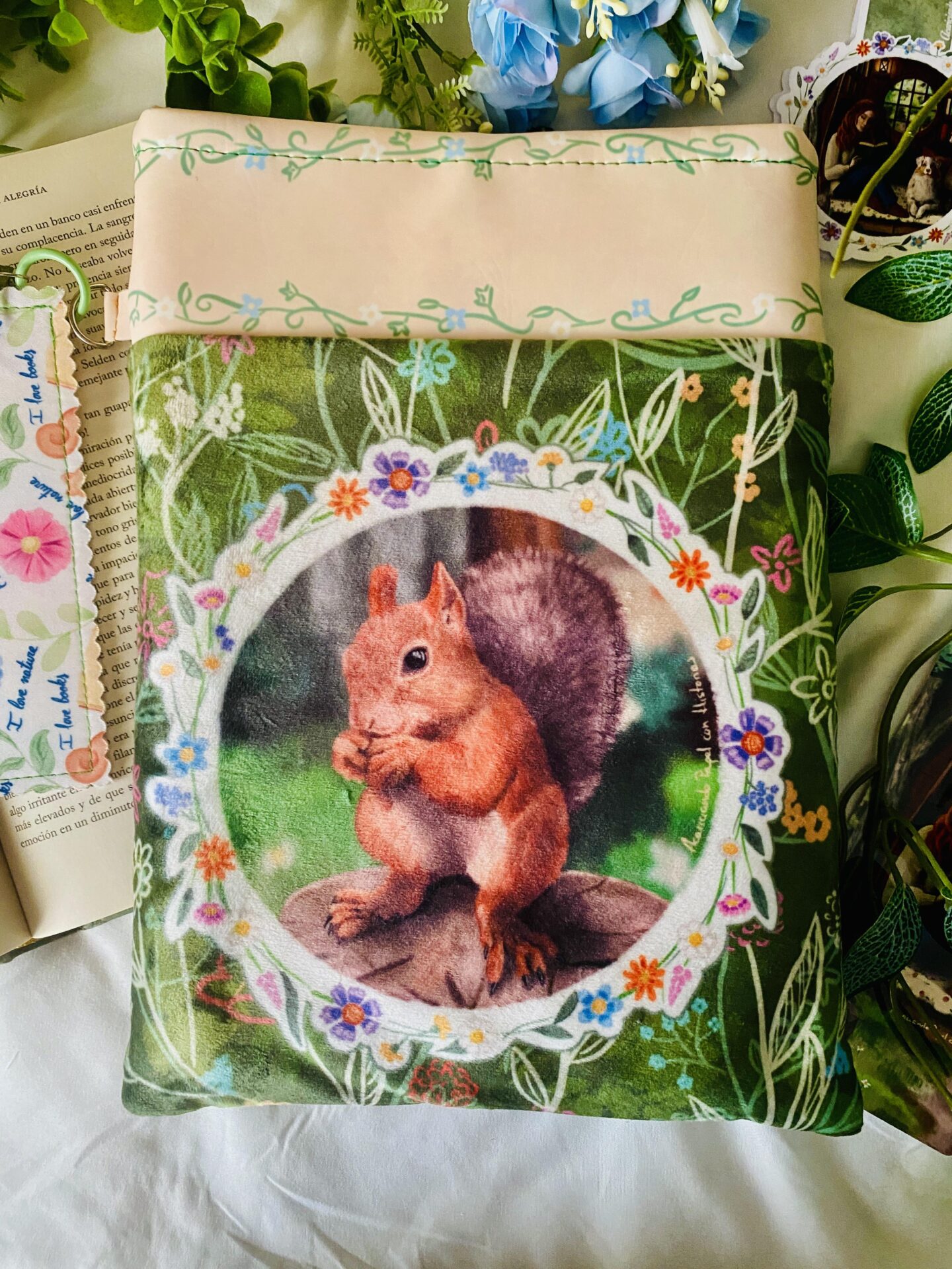 Funda artesanal para libros y tablets de Mi Rincón Literario + marcapáginas de regalo. Ilustraciones de AcariciandoPapelConHistorias.