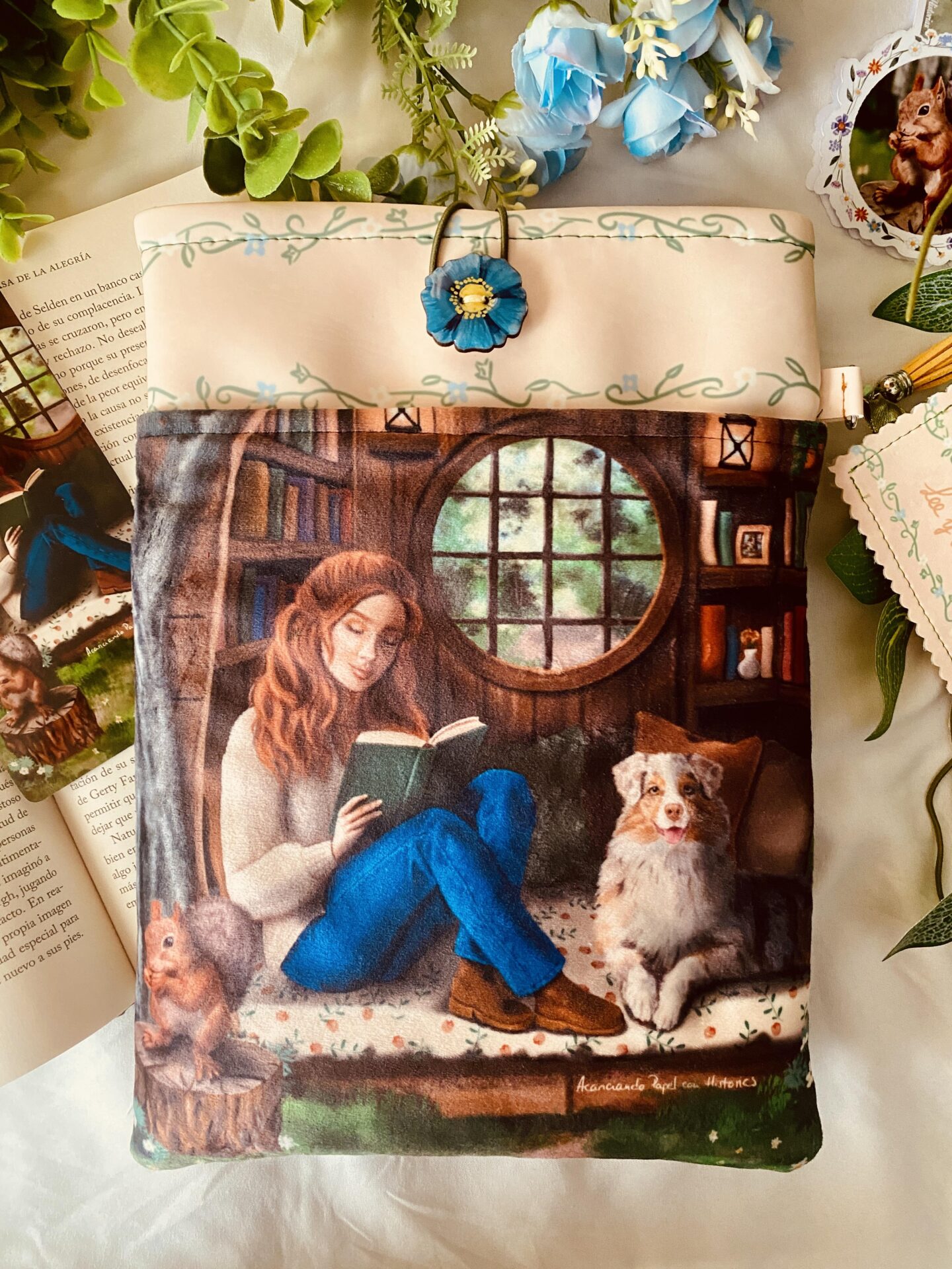 Funda artesanal para libros y tablets de Mi Rincón Literario + marcapáginas de regalo. Ilustraciones de AcariciandoPapelConHistorias.